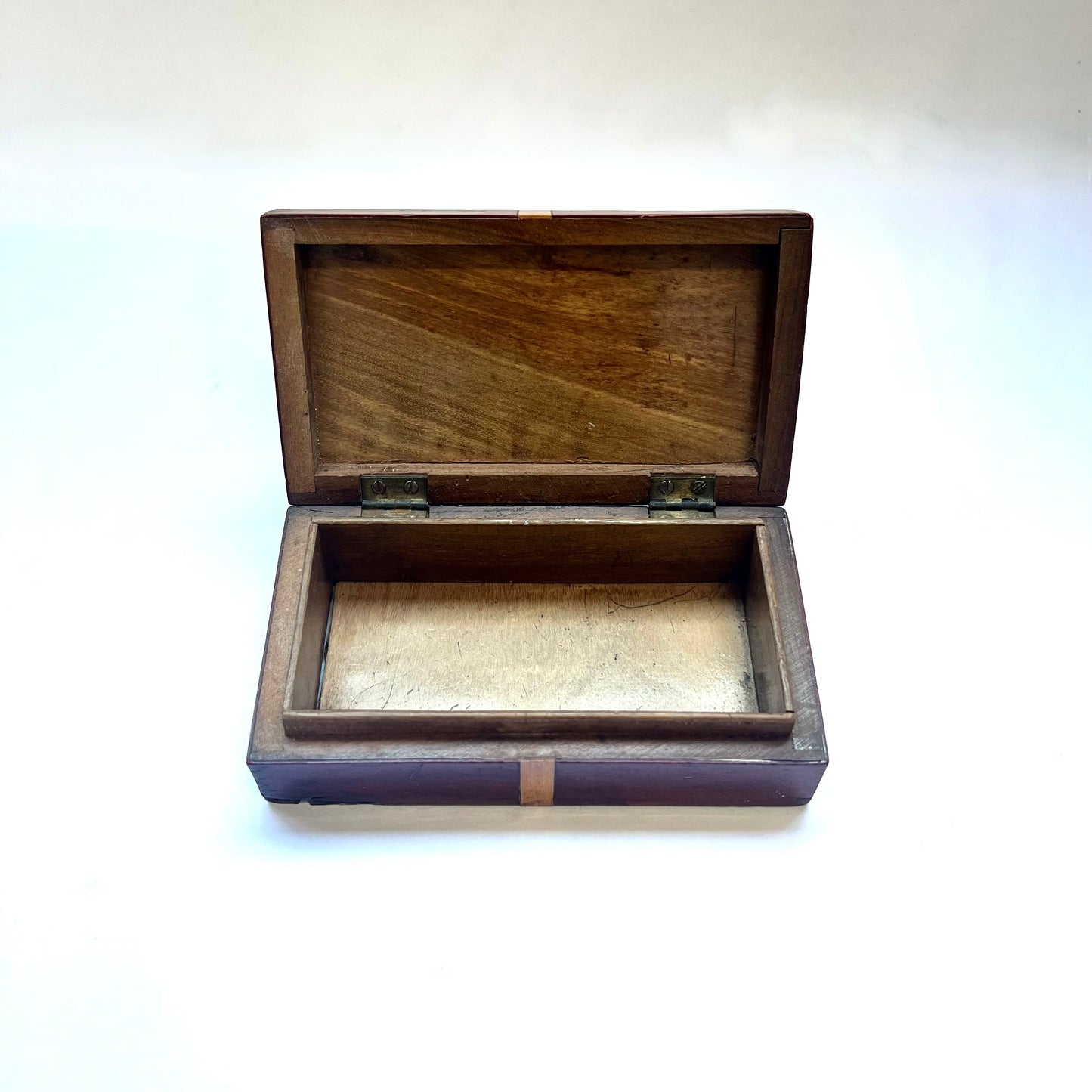 Antique English treenware box with unusual inlaid trompe l’oeil bow motif, Georgian to early Victorian
