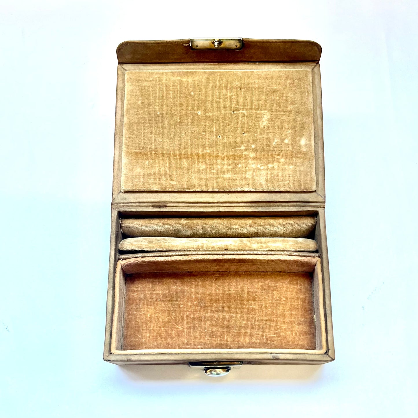 Art Deco brown suedette jewellery box with sterling silver push clasp, hallmarks for P.S. & Co., London, 1920.