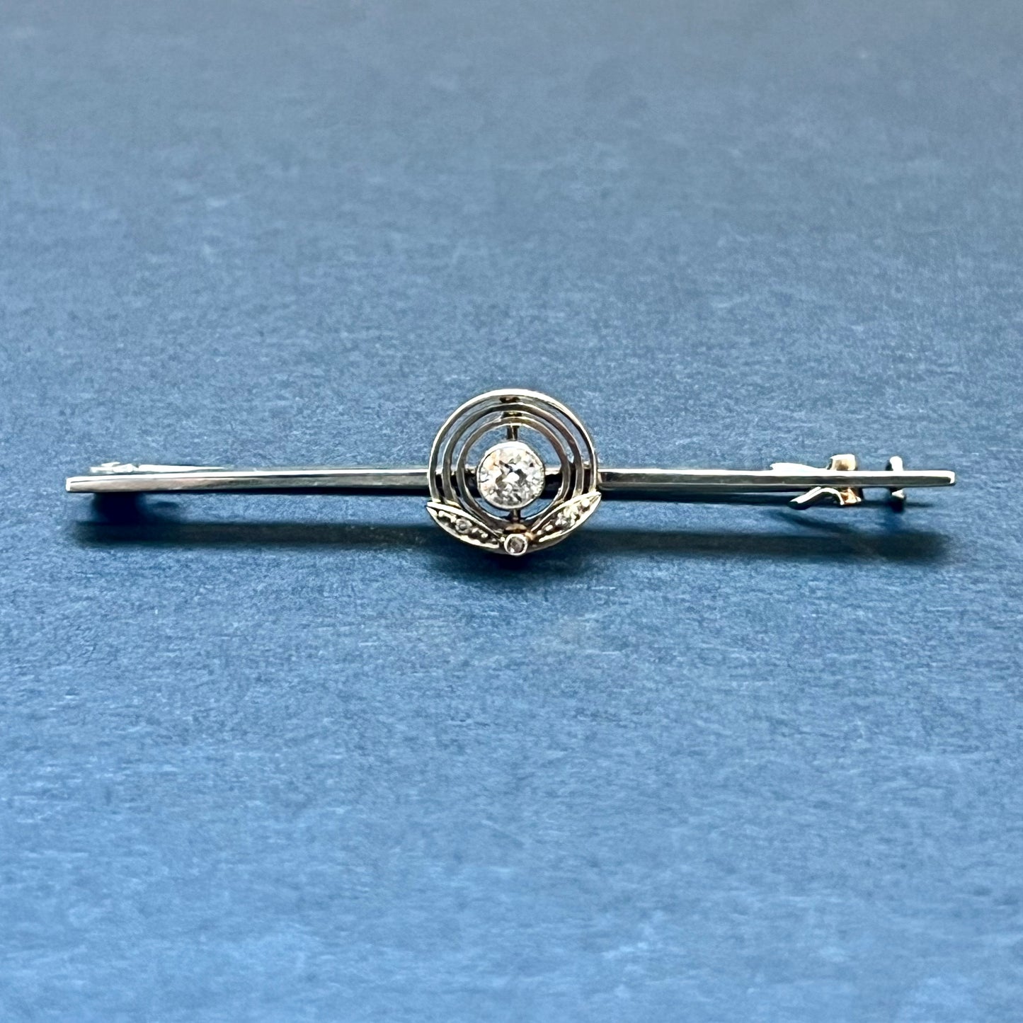 装饰艺术 18ct 白金和矿山切割钻石花环胸针，由墨尔本 William Drummond &amp; Co. 制作