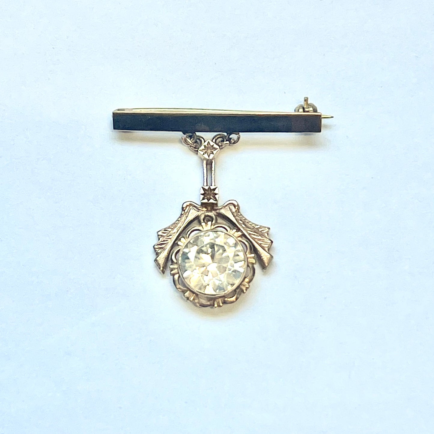 9ct yellow gold bar brooch, with wreath detail and sparkling diamond paste drop. Circa 1940s to 60s