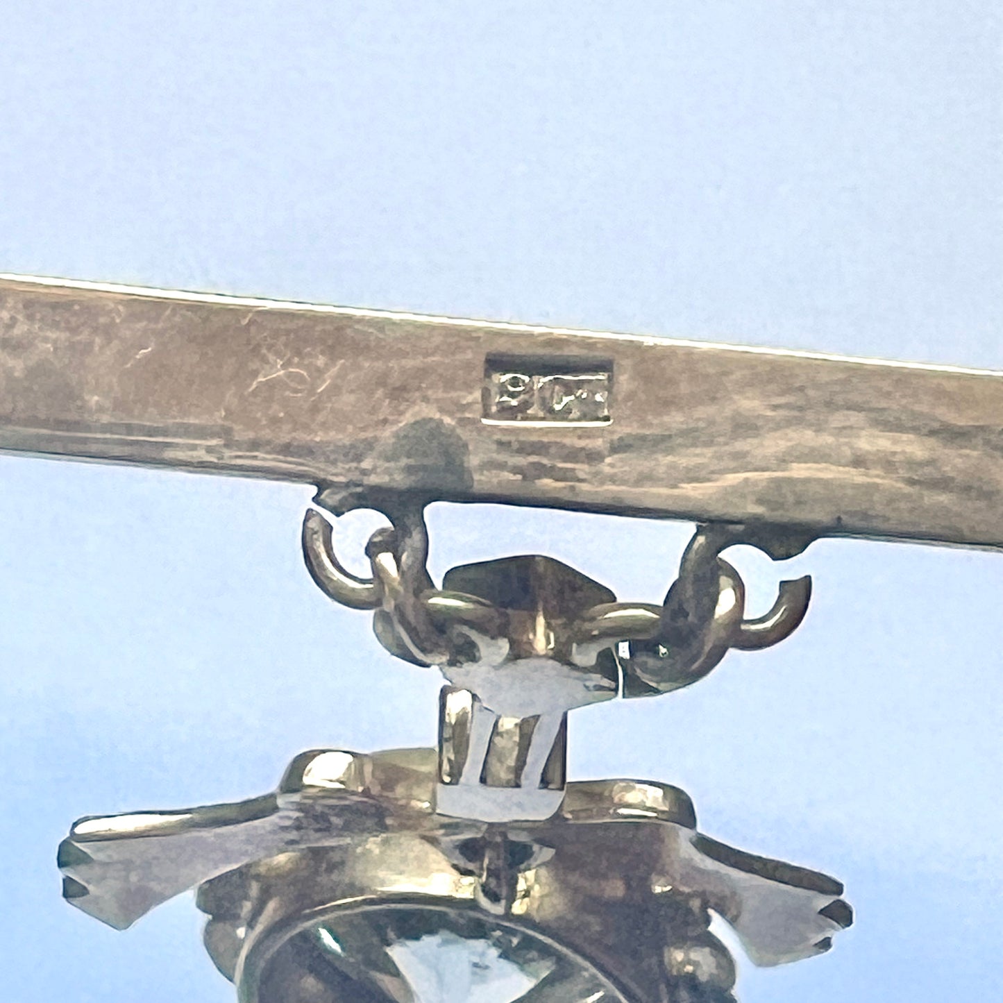 9ct 黄金条形胸针，带花环细节和闪亮的钻石膏状吊坠。约 1940 年代至 60 年代