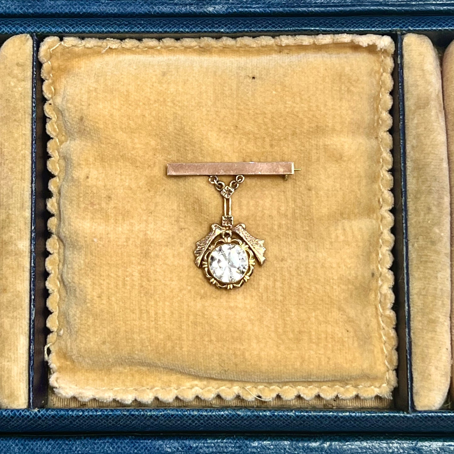 9ct yellow gold bar brooch, with wreath detail and sparkling diamond paste drop. Circa 1940s to 60s