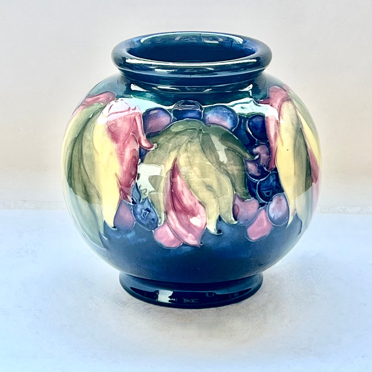 复古近古董 20 世纪早期 William Moorcroft 叶子和浆果花瓶 约 1928-1949 年
