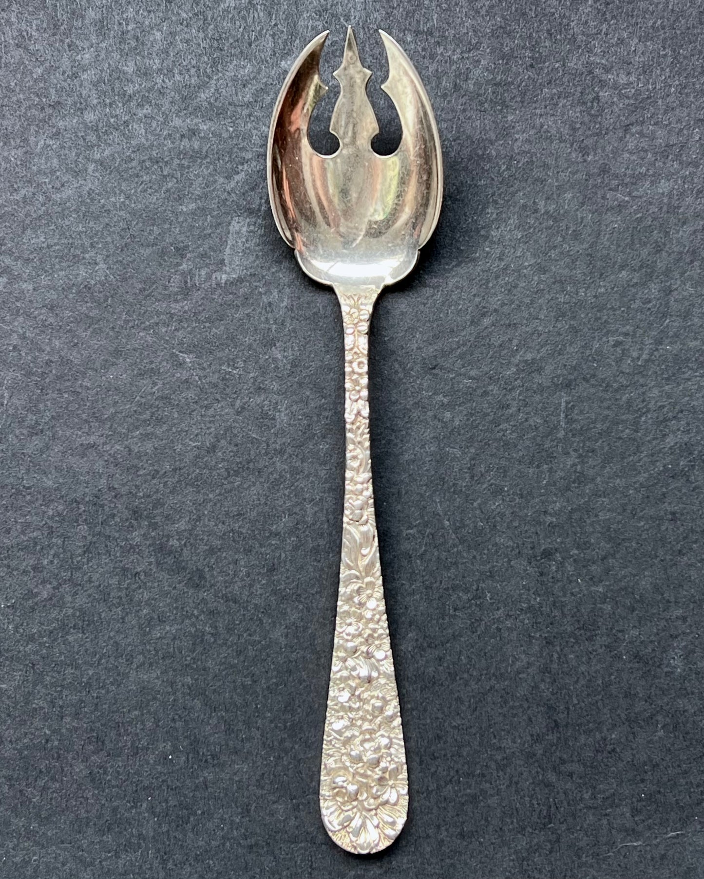 由马里兰州巴尔的摩的 Stieff 制作的复古 20 世纪 30 年代美国纯银玫瑰图案冰淇淋勺。