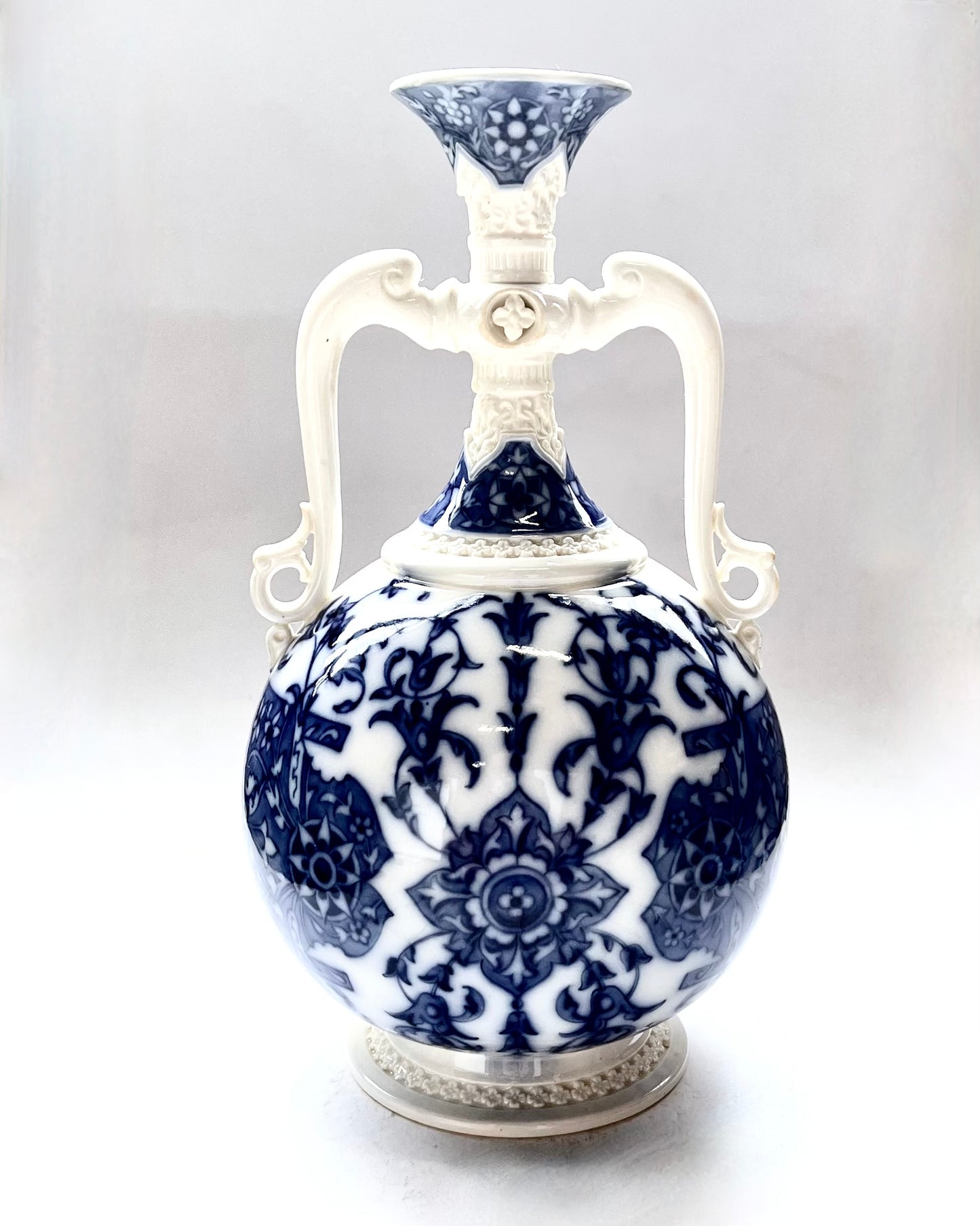 罕见的 19 世纪晚期皇家伍斯特蓝白双柄瓷花瓶，约 1900-1910 年