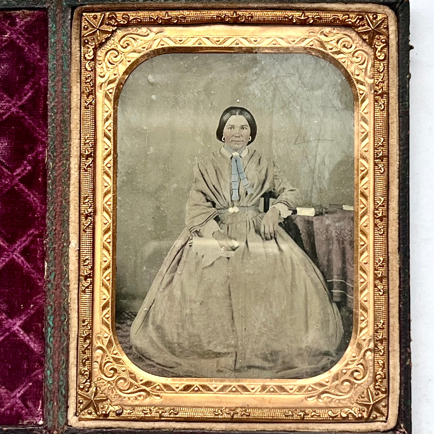 约 1850 年代精美的四分之一板古董银版照相术。原装皮革和天鹅绒盒，配精美黄铜垫