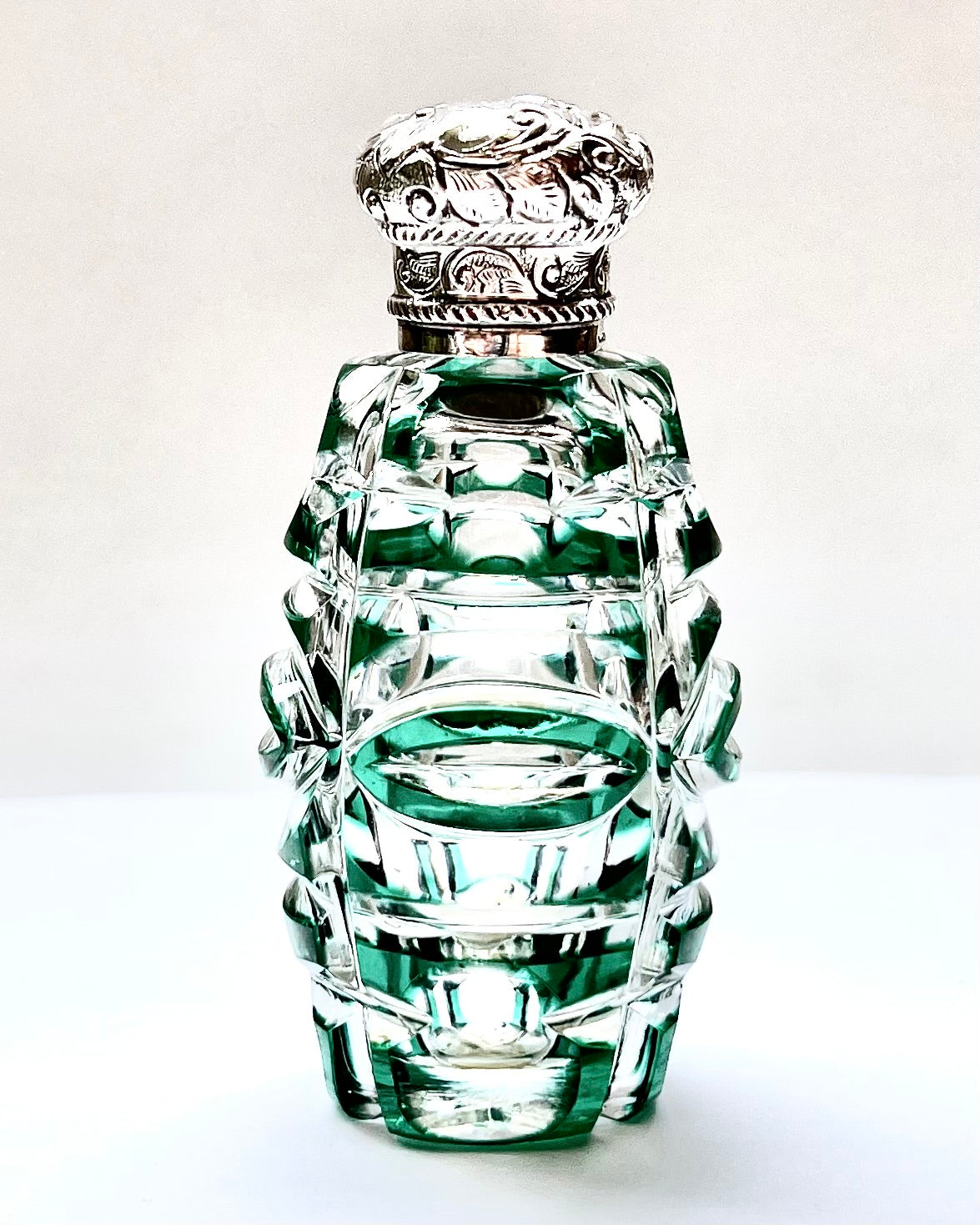 Beautiful Victorian late 19th century emerald green overlay cut glass and sterling silver scent bottle