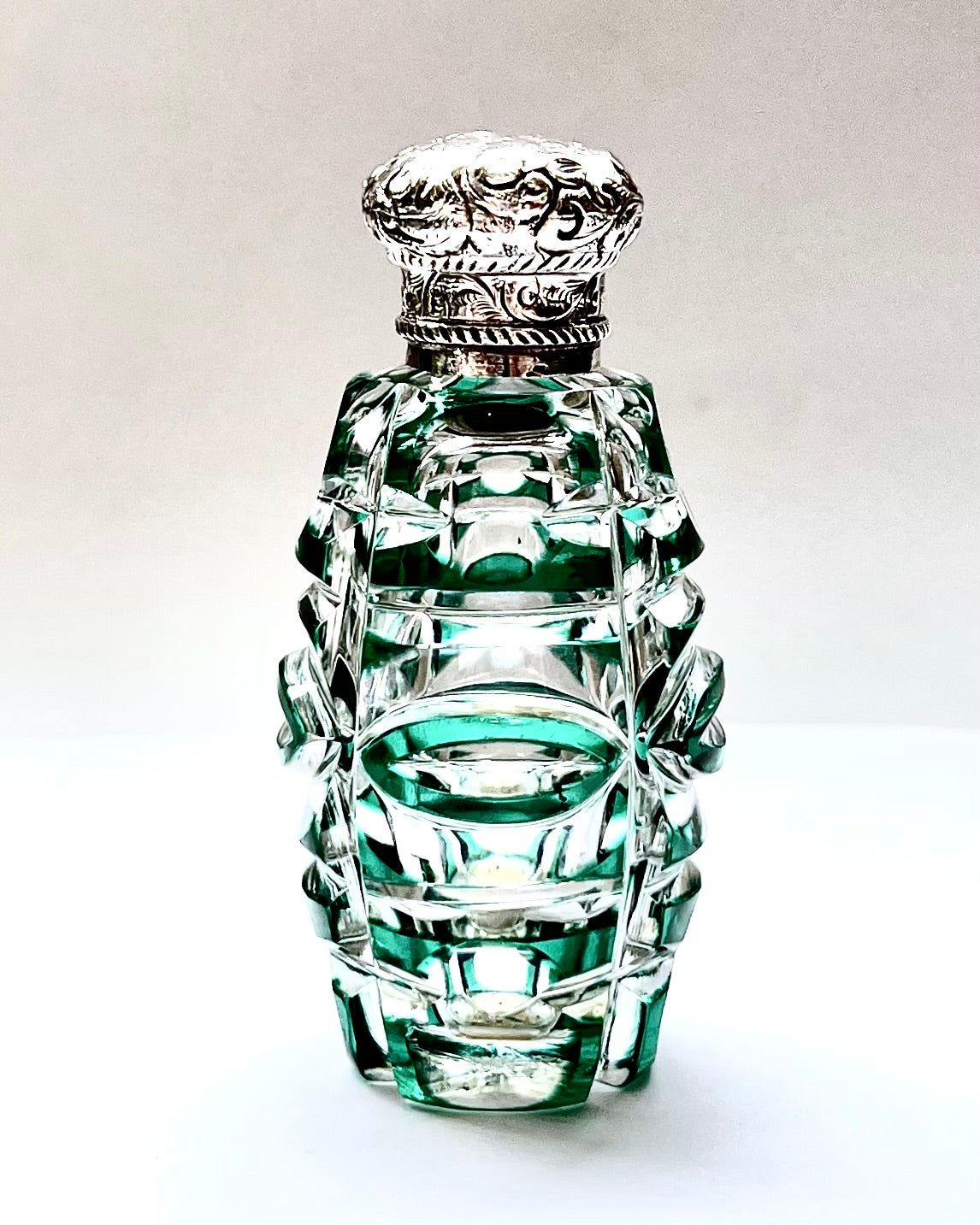 美丽的维多利亚 19 世纪晚期翡翠绿色覆盖切割玻璃和纯银香水瓶