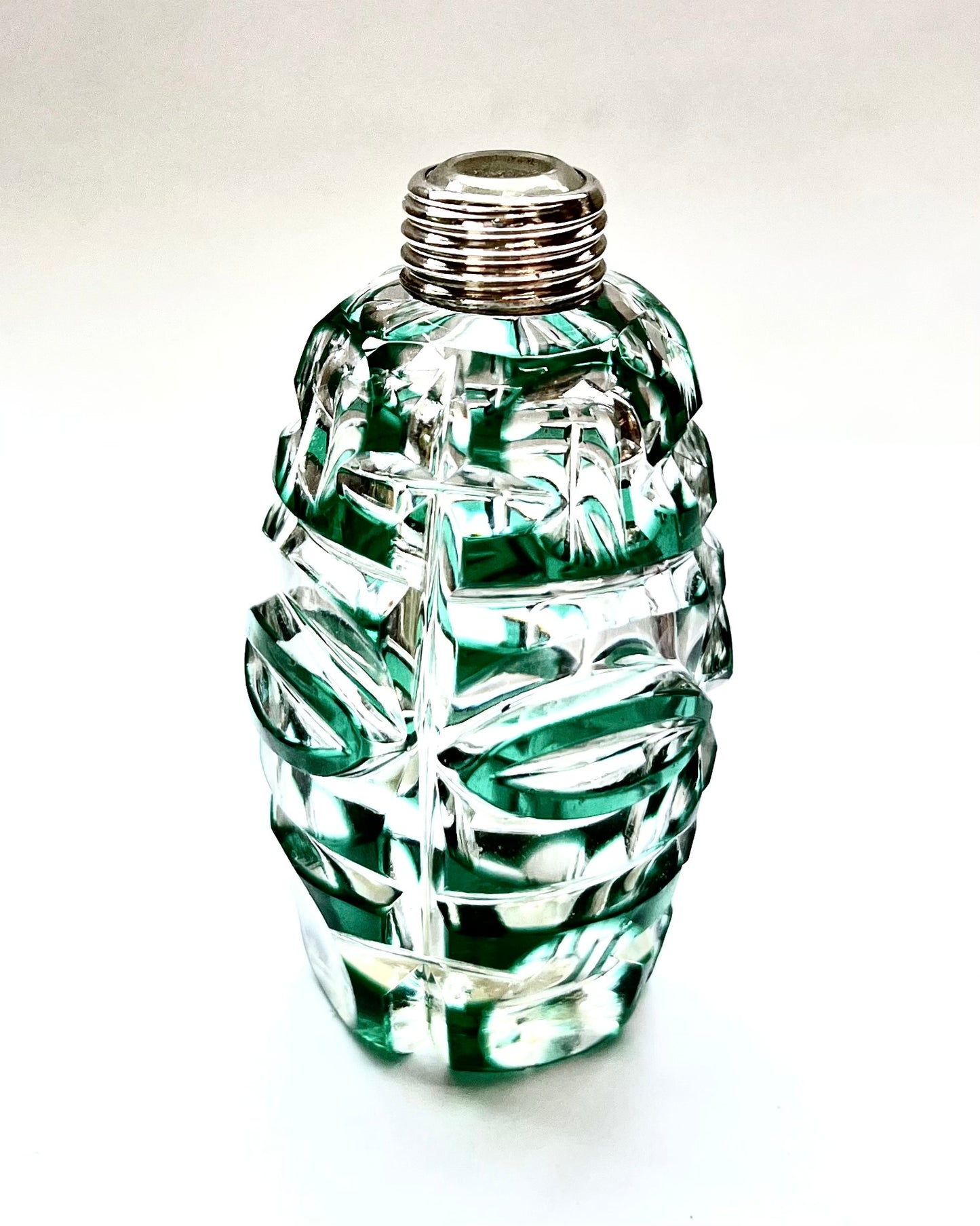 美丽的维多利亚 19 世纪晚期翡翠绿色覆盖切割玻璃和纯银香水瓶