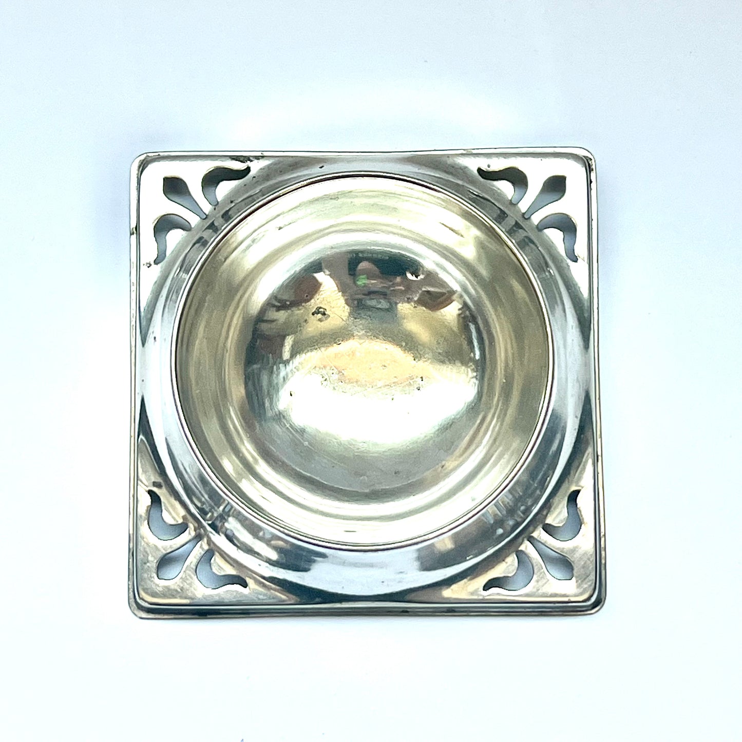 Fine English Art Deco silver-plate tea-strainer with original base, circa 1920s to 40s