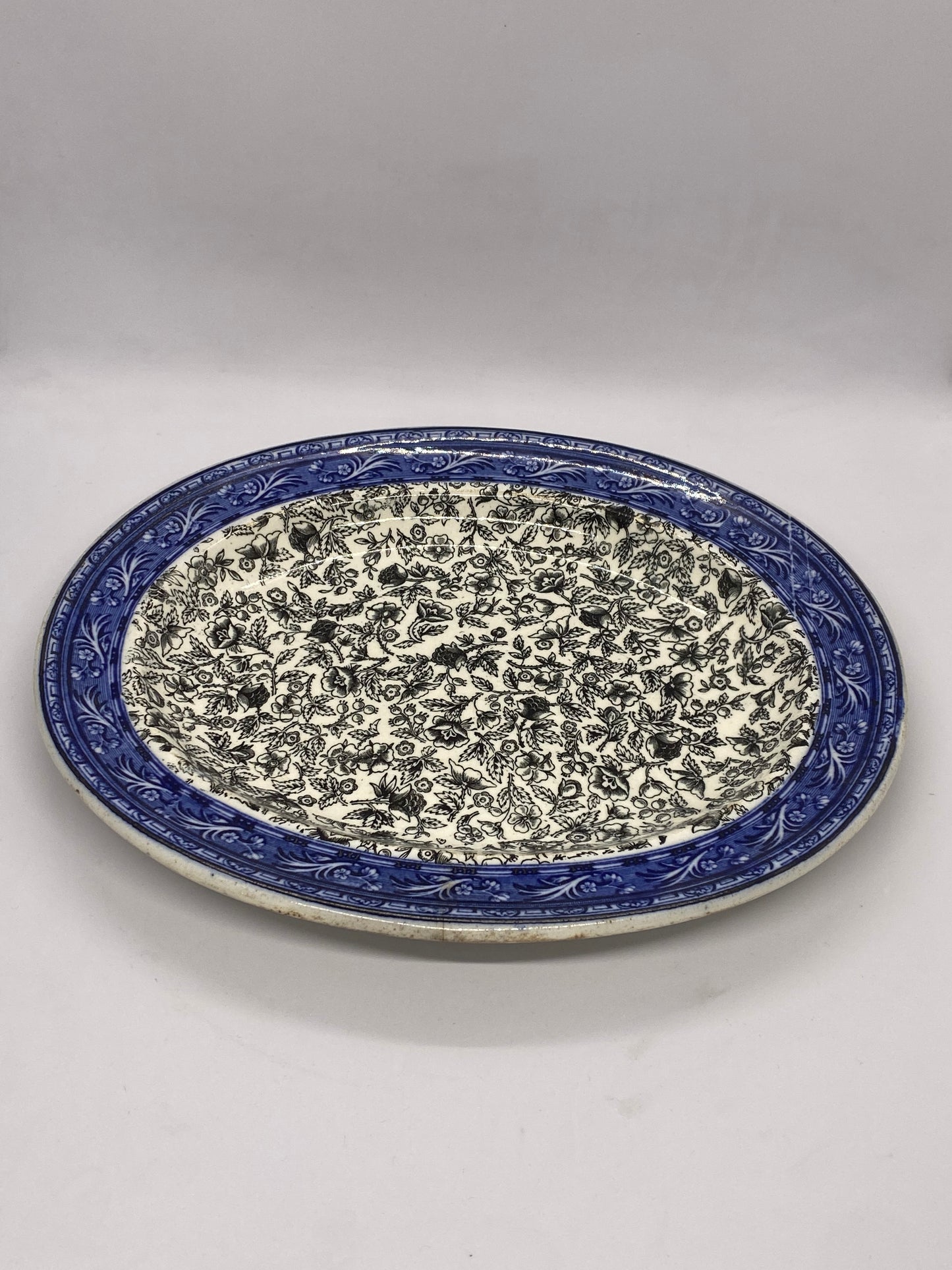 大型古董韦奇伍德餐盘，采用独特的靛蓝和黑色佩斯利花纹