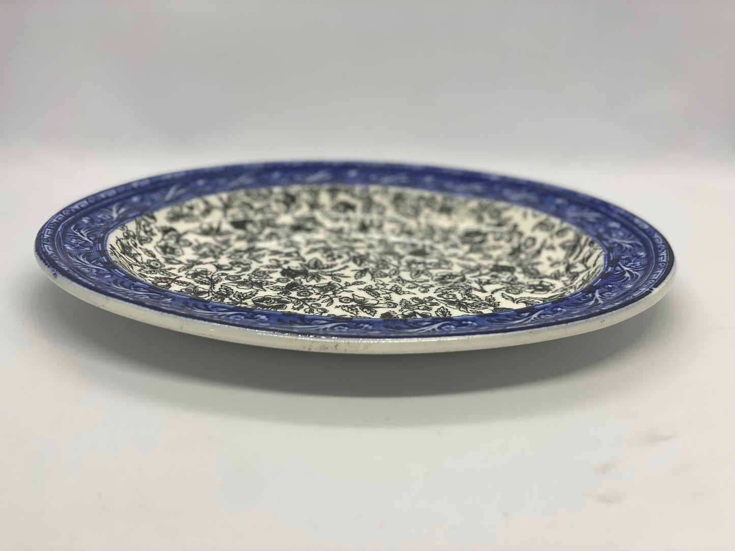 #1- 古董韦奇伍德餐盘，采用独特的靛蓝和黑色佩斯利花纹
