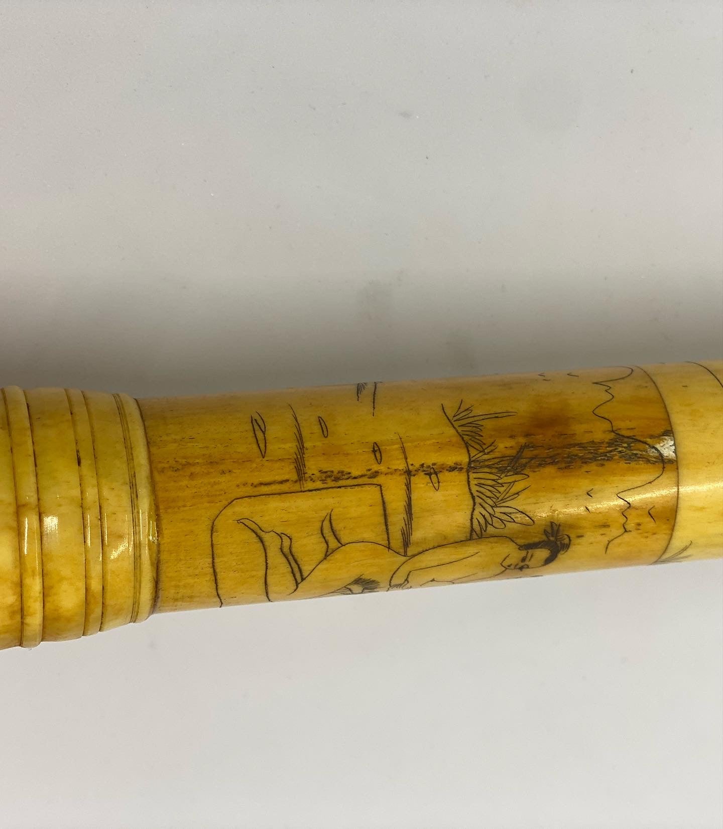 极为罕见的 19 世纪中国骨柄书法家毛笔，绘有色情场景