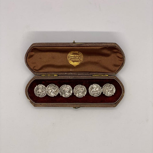 令人惊叹的爱德华时代纯银纽扣描绘了奥菲斯，全套六件。