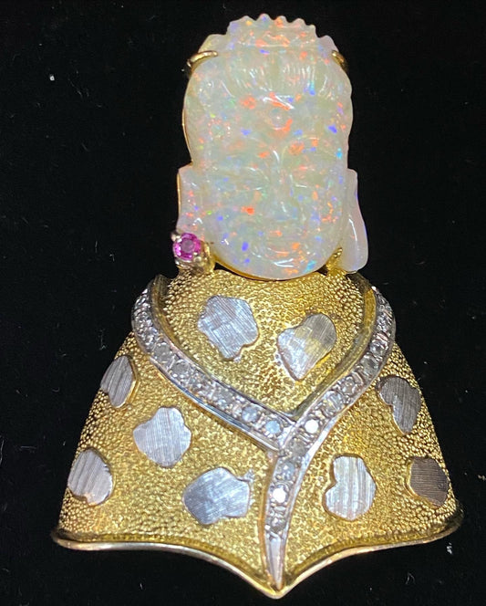 雕刻蛋白石和 18ct 黄金观音胸针，镶嵌红宝石和钻石