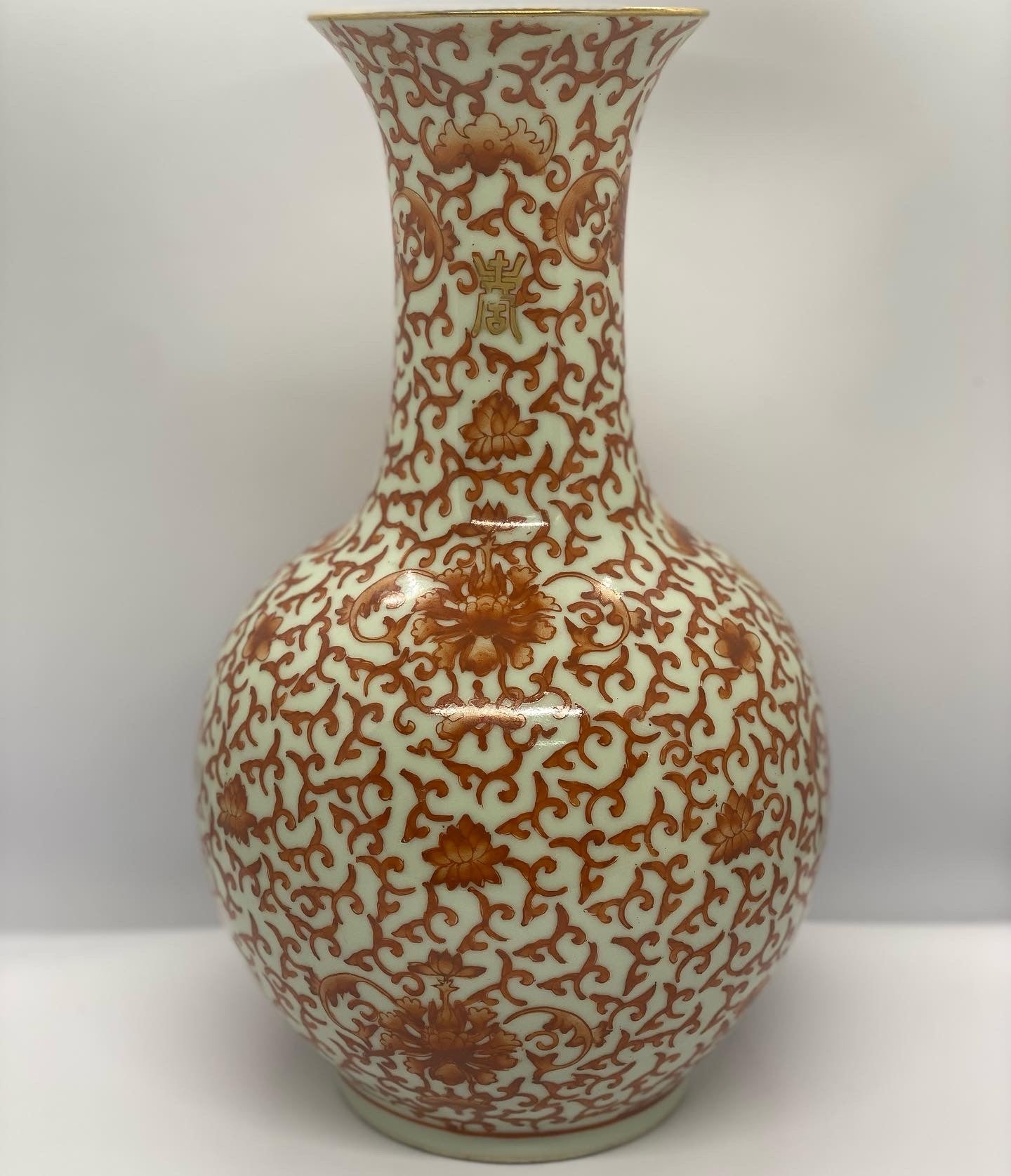 十九世纪末清朝铜红釉花瓶，手绘吉祥图案。