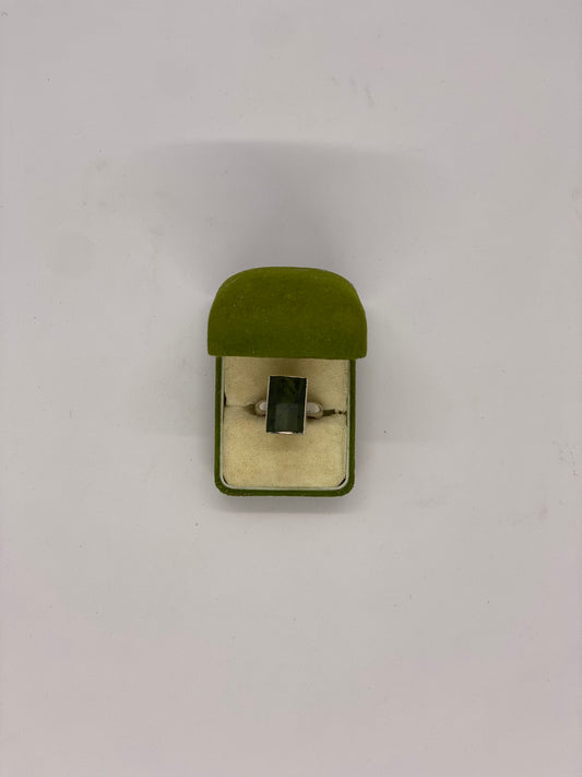 复古 925 银戒指，带绿色中心石（10 号）