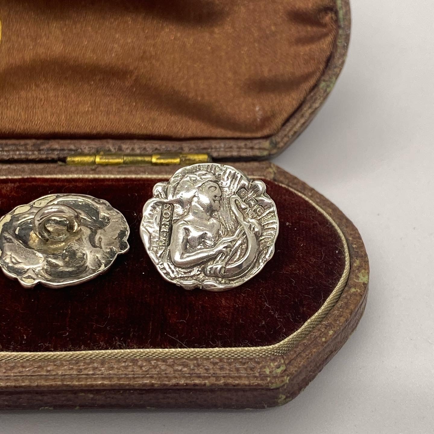 令人惊叹的爱德华时代纯银纽扣描绘了奥菲斯，全套六件。