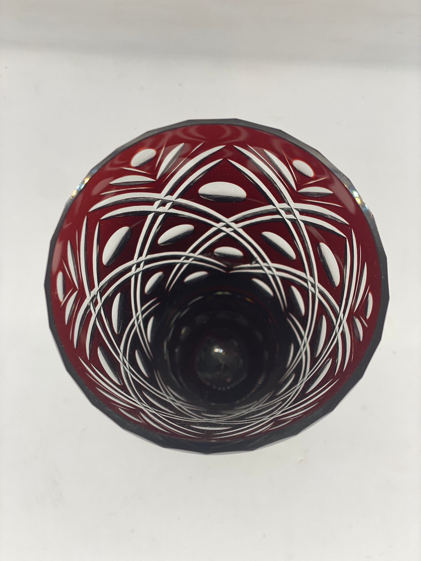 波西米亚红切割透明花瓶约 1900 年