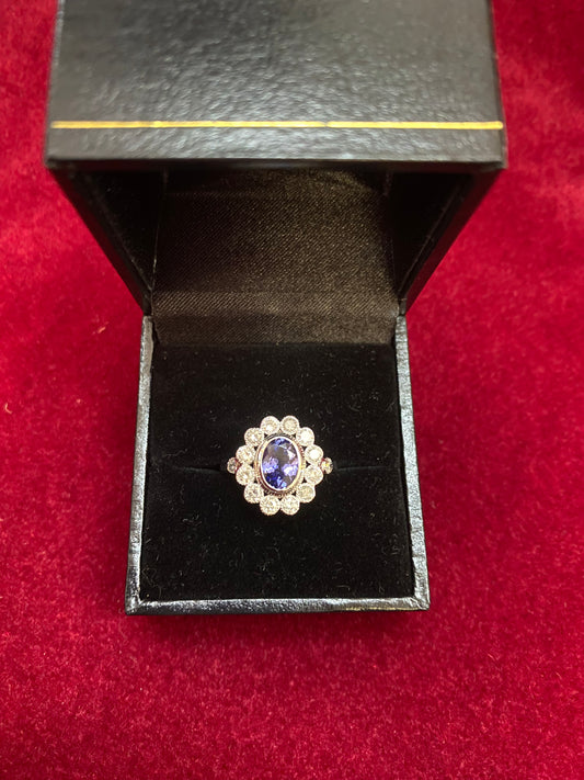 复古 18ct 白金坦桑石与钻石“黛安娜”风格群镶戒指