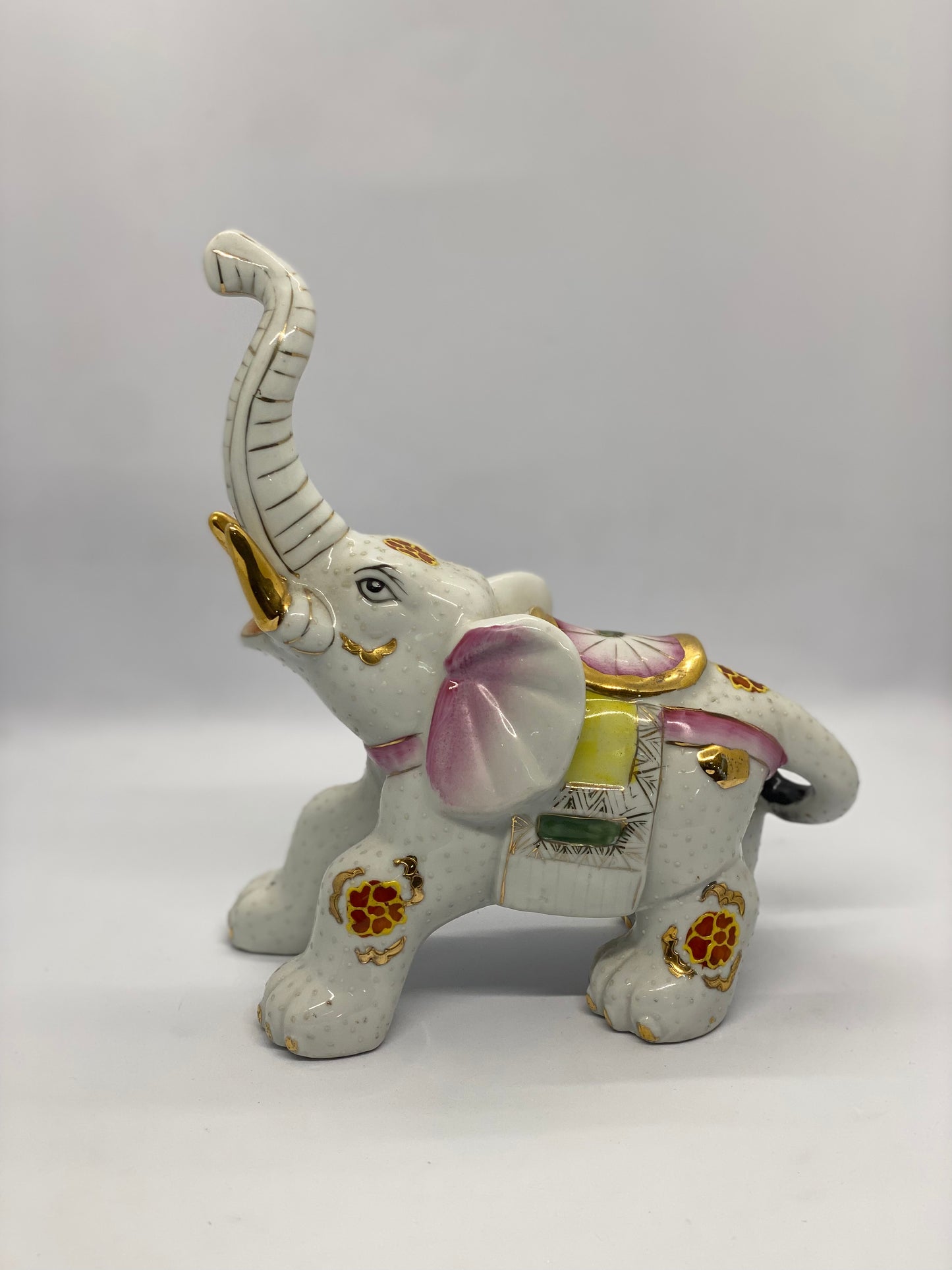 复古亚洲陶瓷大象