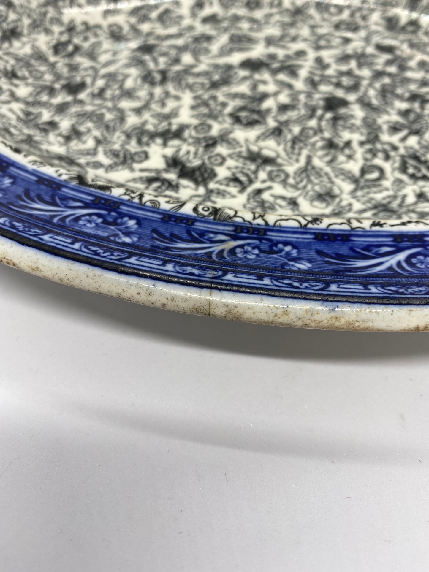 大型古董韦奇伍德餐盘，采用独特的靛蓝和黑色佩斯利花纹