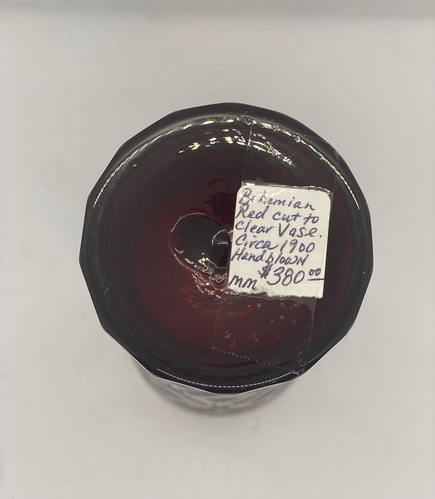 波西米亚红切割透明花瓶约 1900 年