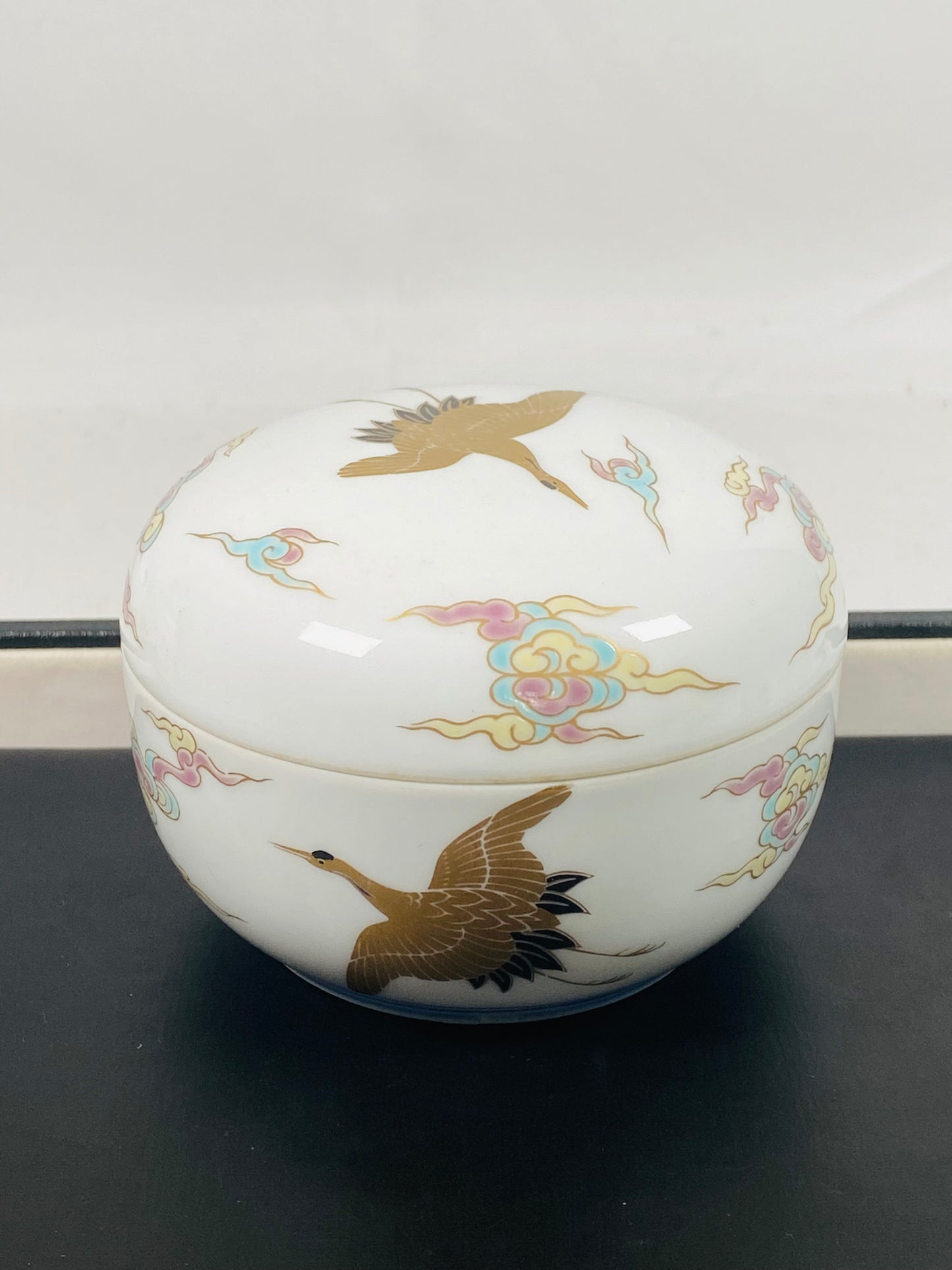 复古 20 世纪早期至中期日本深川瓷带盖小饰品盒，带有鹤和彩虹云