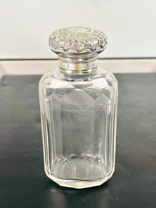 古董维多利亚式雕花玻璃和纯银盥洗用品/香水瓶