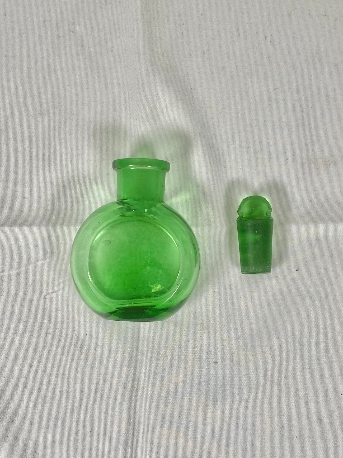 Late Victorian Sterling Silver Cased and Bristol Green Glass Scent Bottle, Comyns, 1896