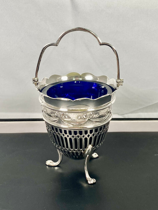 维多利亚晚期纯银镂空蛋形篮子，配钴蓝色玻璃内衬