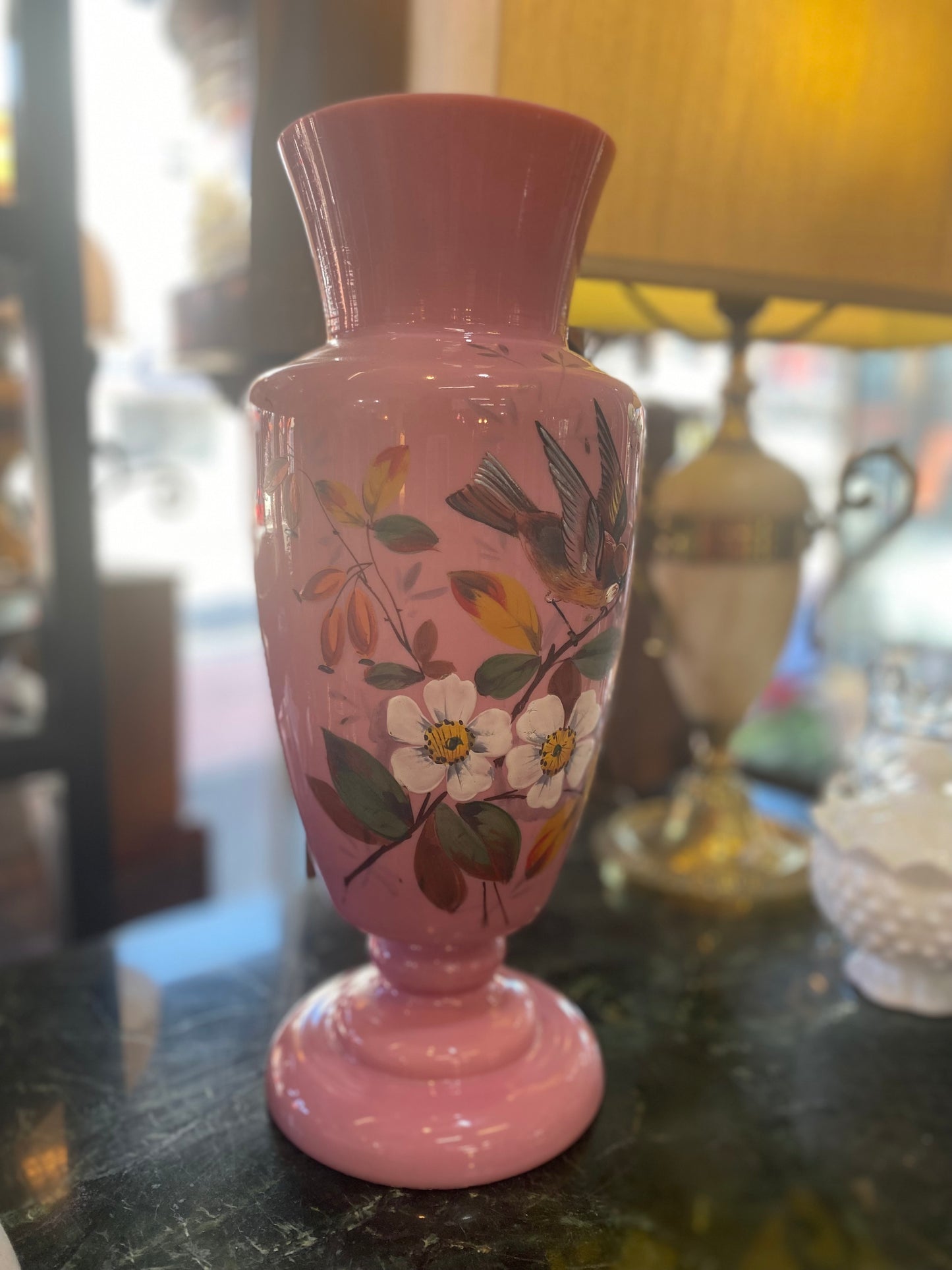 手绘粉红色牛奶，可能是乳白色玻璃维多利亚式壁炉花瓶