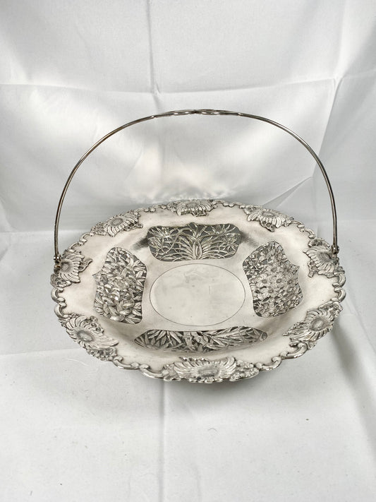 大型古董中国出口银质摇柄篮子，饰有镂空季节和花卉图案