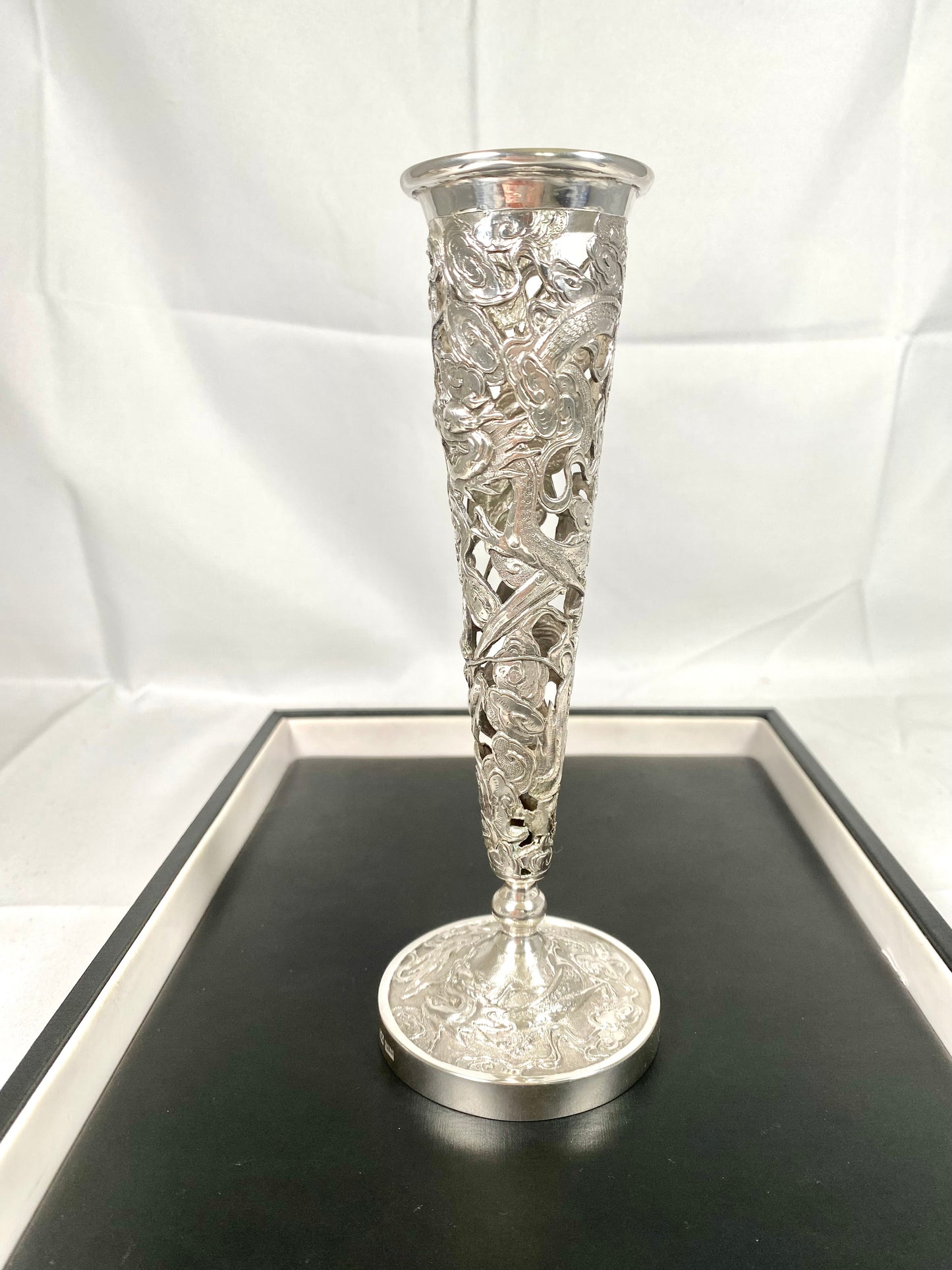 王兴制作的中国出口古董银镂空喇叭花瓶，龙腾云霄