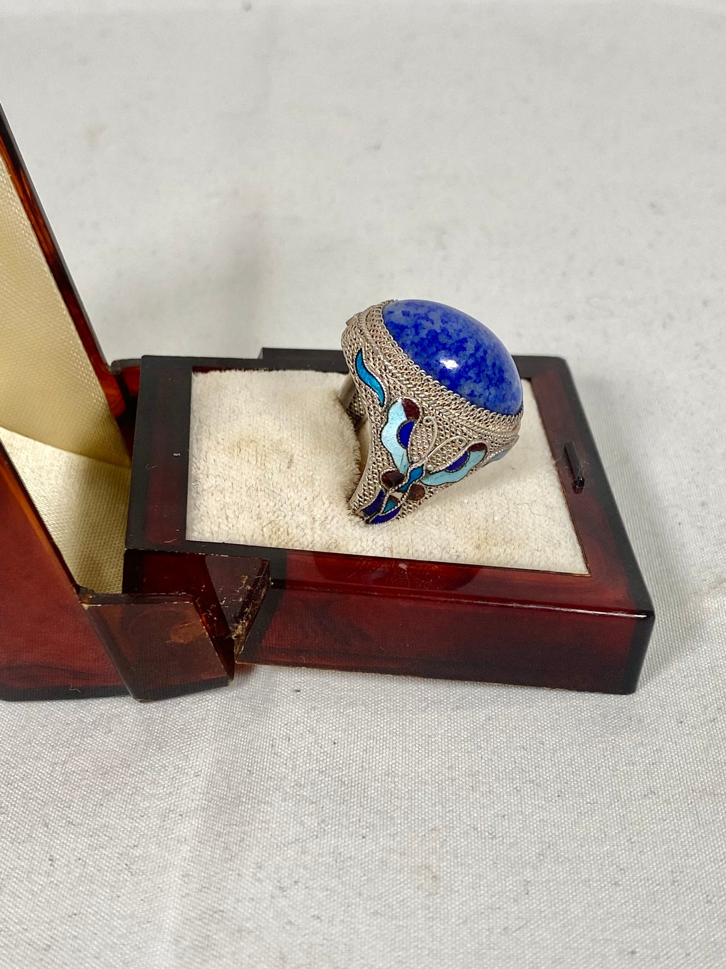 复古近乎古董中国出口银丝和珐琅蓝石戒指。