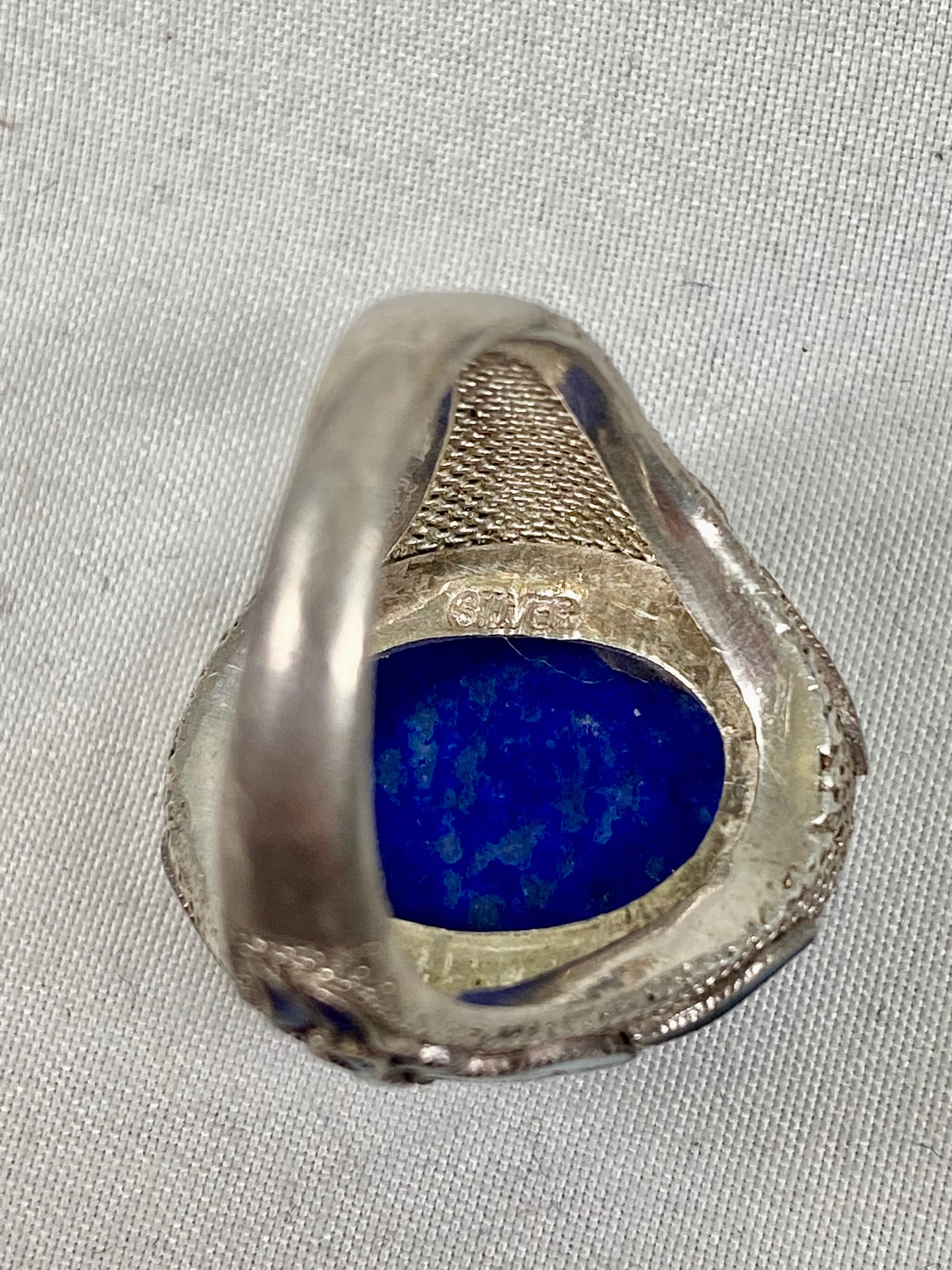 复古近乎古董中国出口银丝和珐琅蓝石戒指。