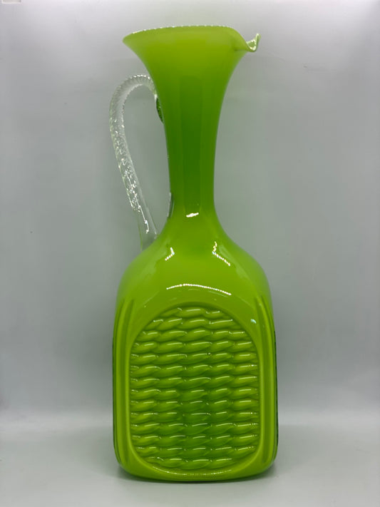 中世纪绿色艺术玻璃花瓶，带篮式编织细节