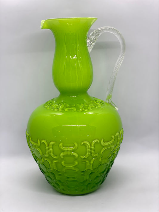 带有时髦几何细节的中世纪绿色艺术玻璃花瓶