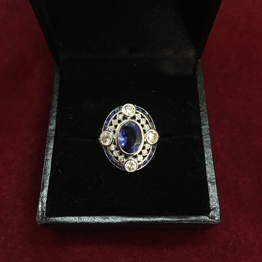 令人惊叹的复古装饰艺术风格坦桑石、蓝宝石和钻石戒指