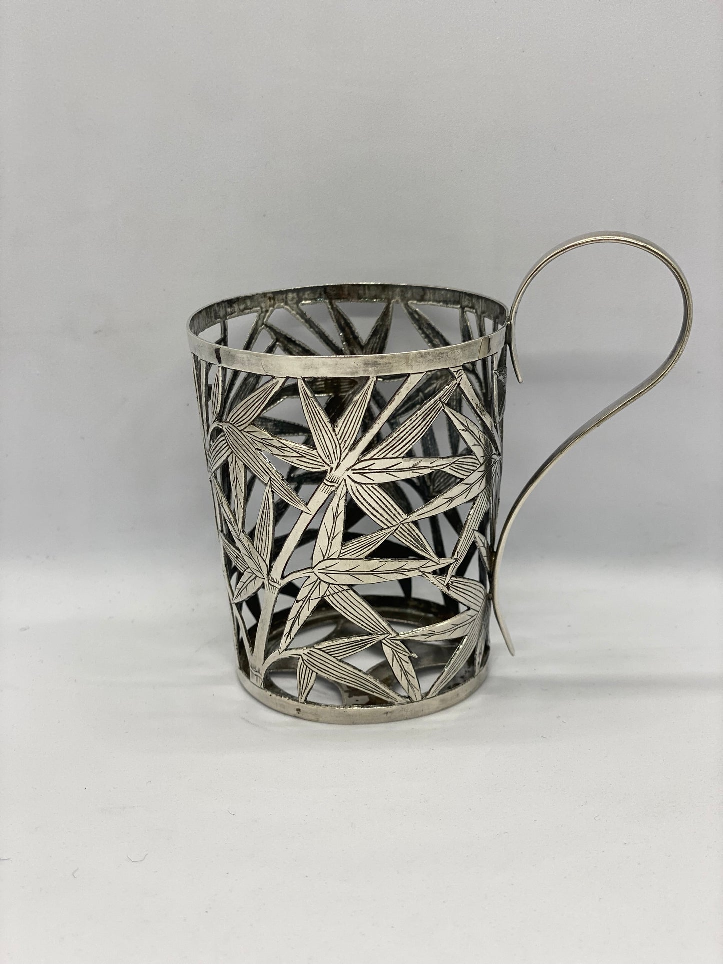 古董出口中国银杯，饰有网状竹节图案