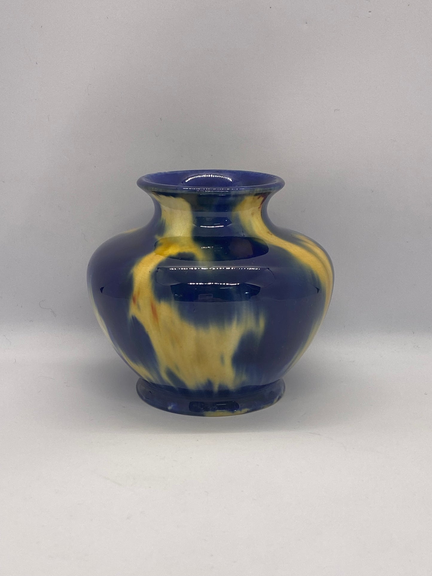 值得收藏的 20 世纪 30 年代蓝色和黄色装饰艺术滴釉花瓶，由 McHugh Pottery 制作