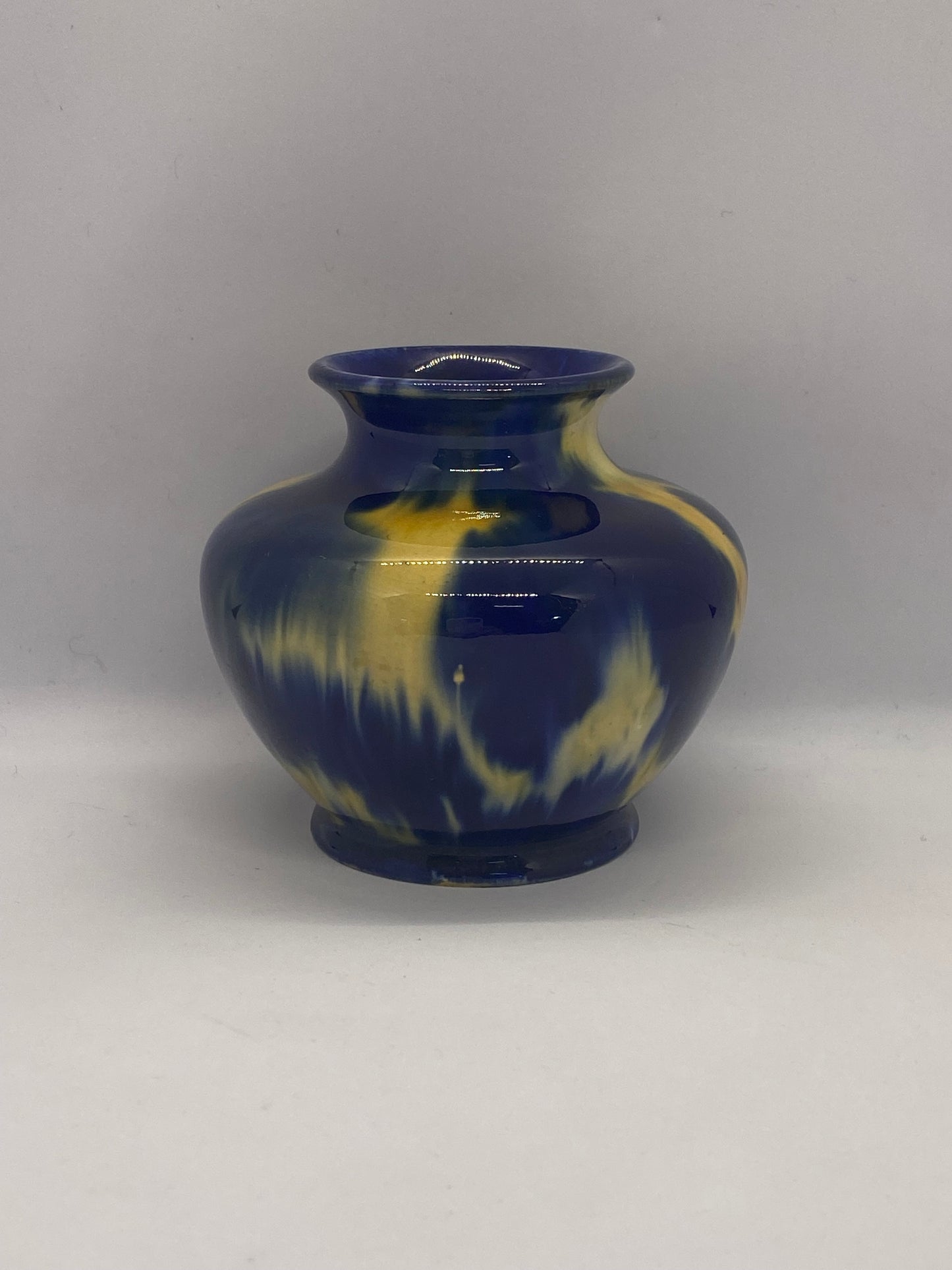 值得收藏的 20 世纪 30 年代蓝色和黄色装饰艺术滴釉花瓶，由 McHugh Pottery 制作