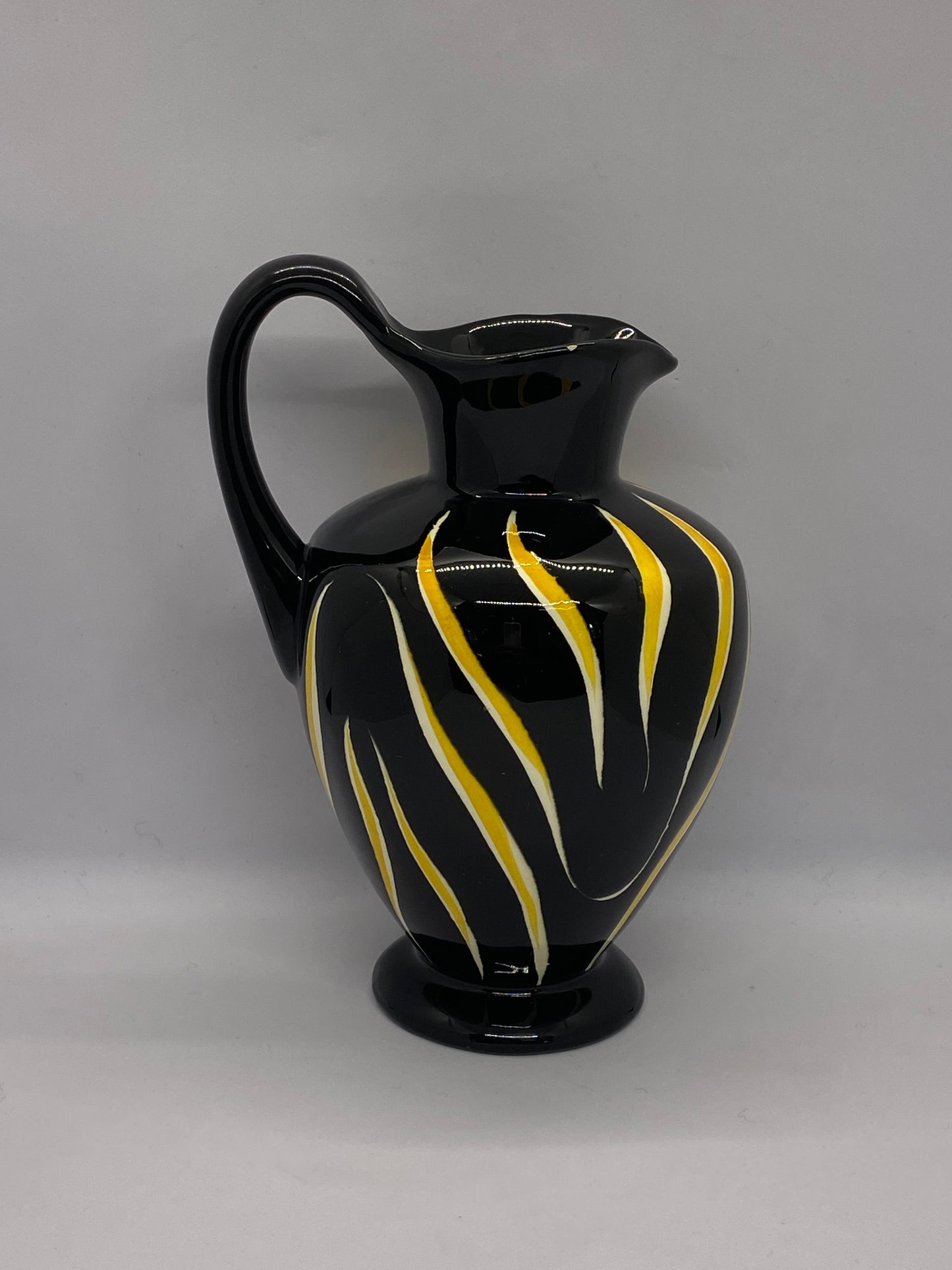 20 世纪 50 年代中期，Anneliese Beckh 为 Schmider Keramik 设计了黑黄色底格里斯河水罐