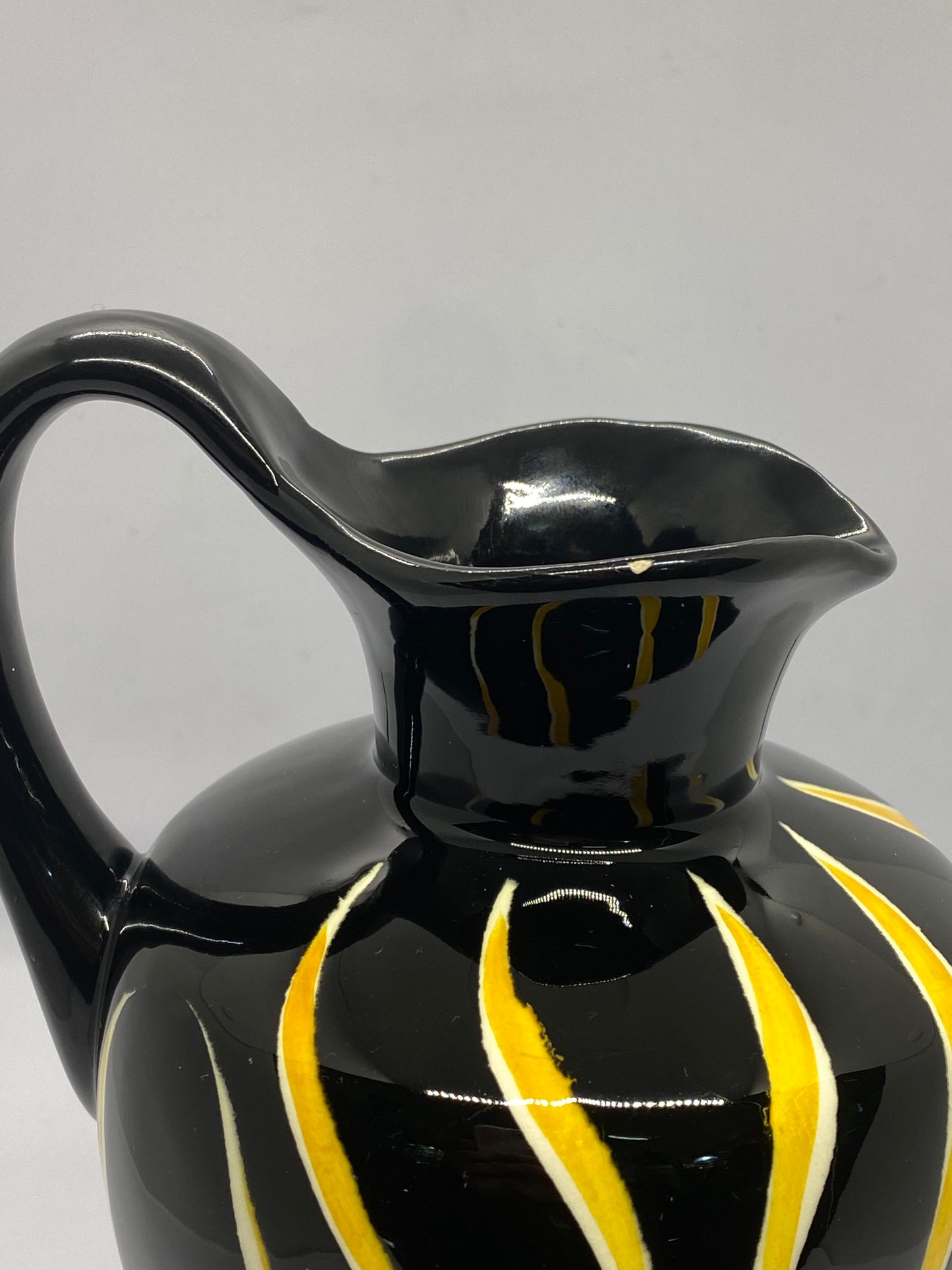 20 世纪 50 年代中期，Anneliese Beckh 为 Schmider Keramik 设计了黑黄色底格里斯河水罐