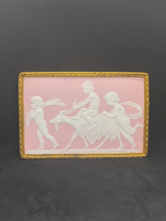 装饰艺术风格粉色 Pate Sur 瓷器 Jasperware 墙饰，署名 Camille Tharaud