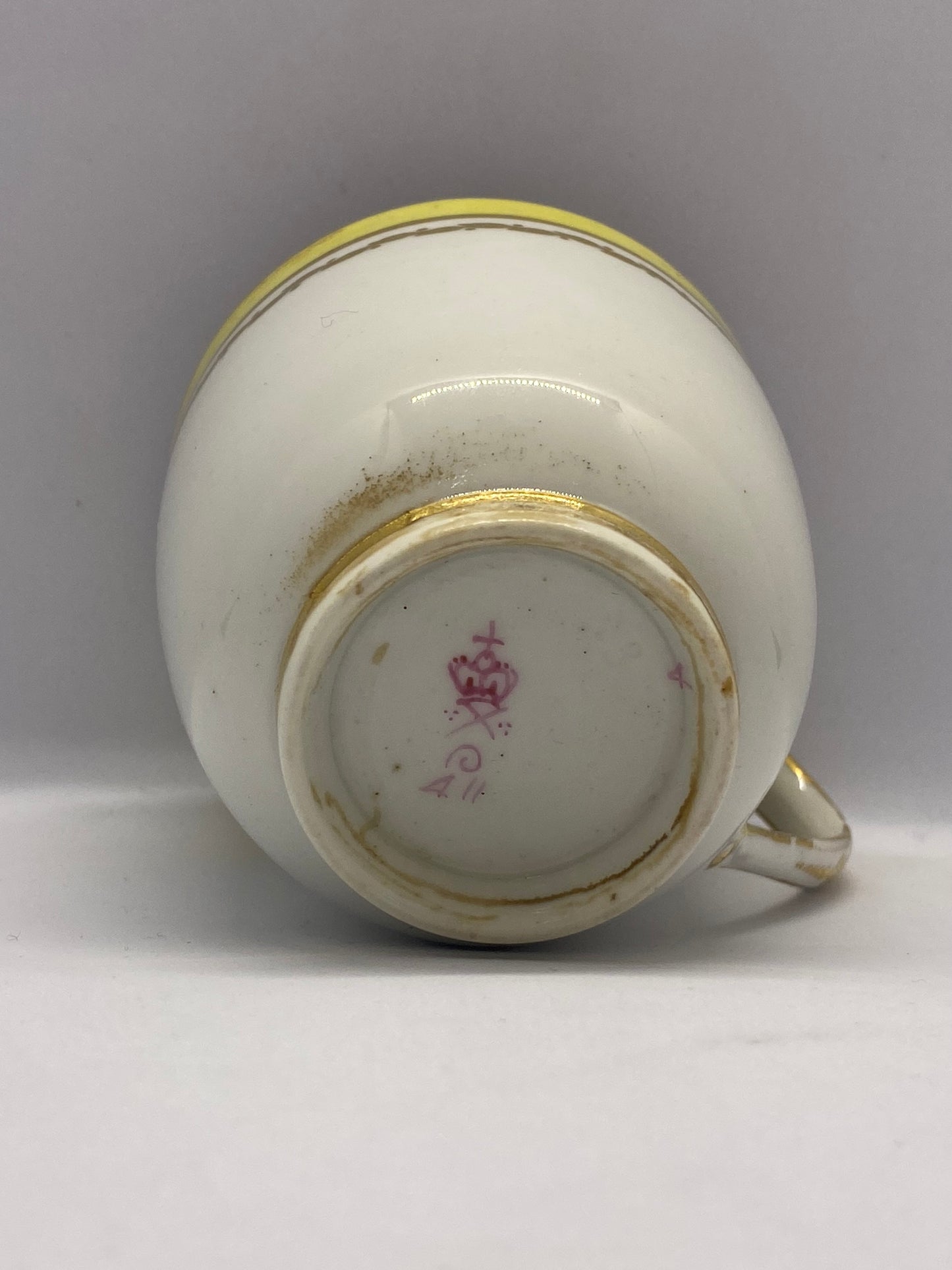 古董乔治亚早期德比瓷黄色咖啡杯（2 件可用）