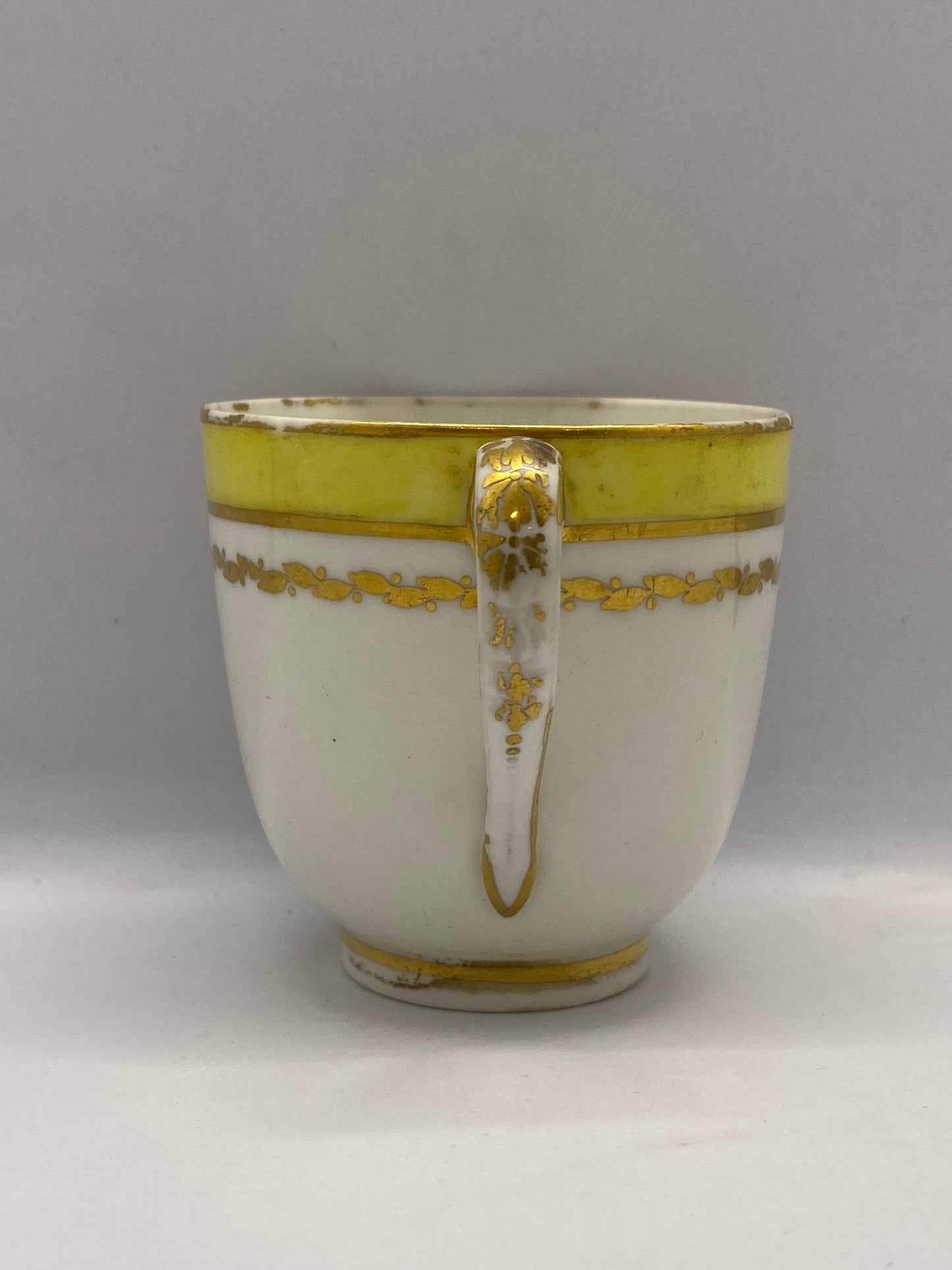 古董乔治亚早期德比瓷黄色咖啡杯（2 件可用）