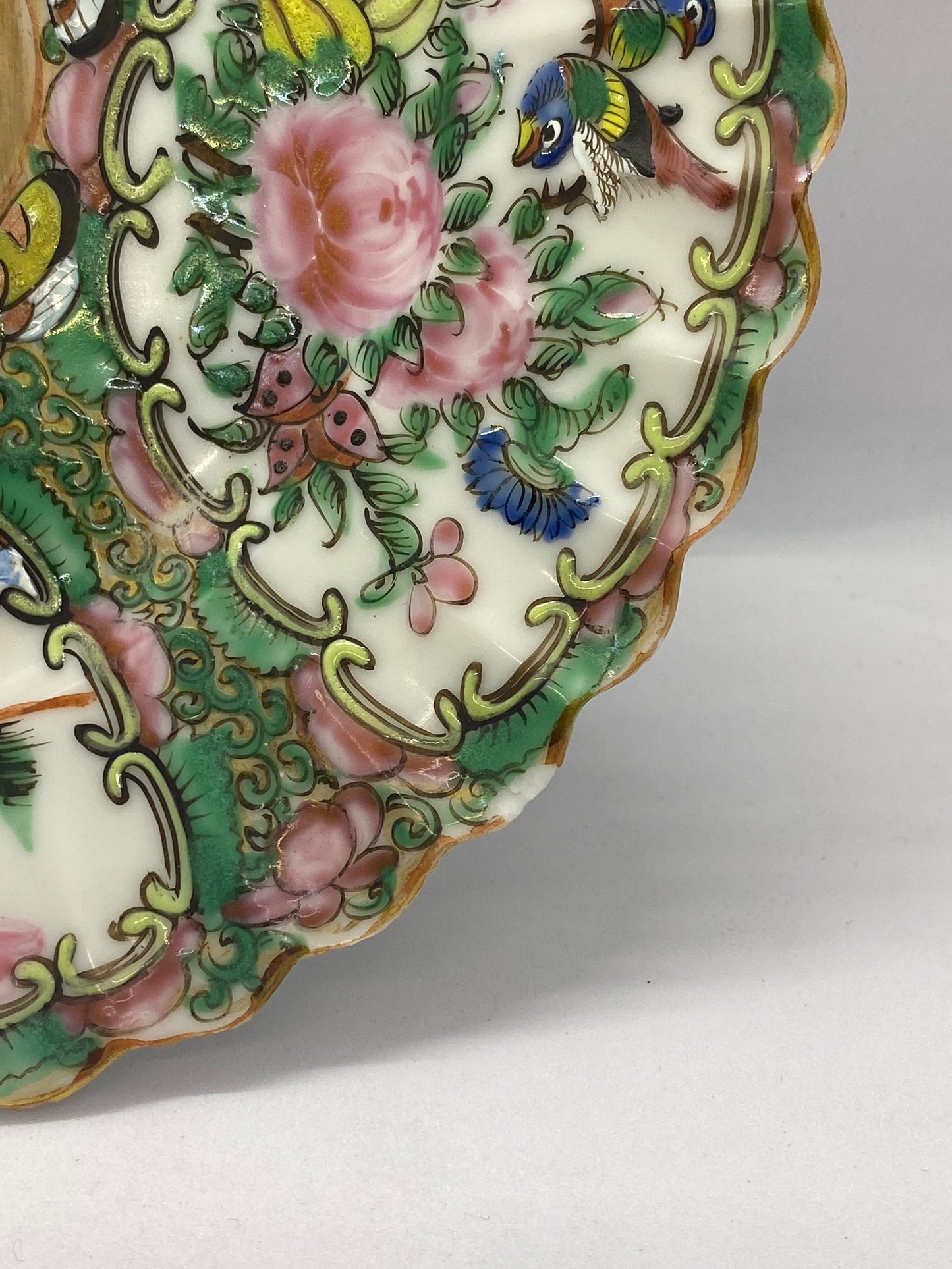 19 世纪中后期广州出口带扇形图案的玫瑰花章盘 - 3 件中的 1 件。