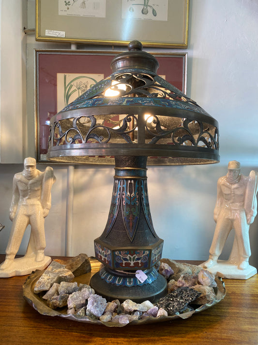 20 世纪初明治时期灯，配以精美的景泰蓝底座和灯罩