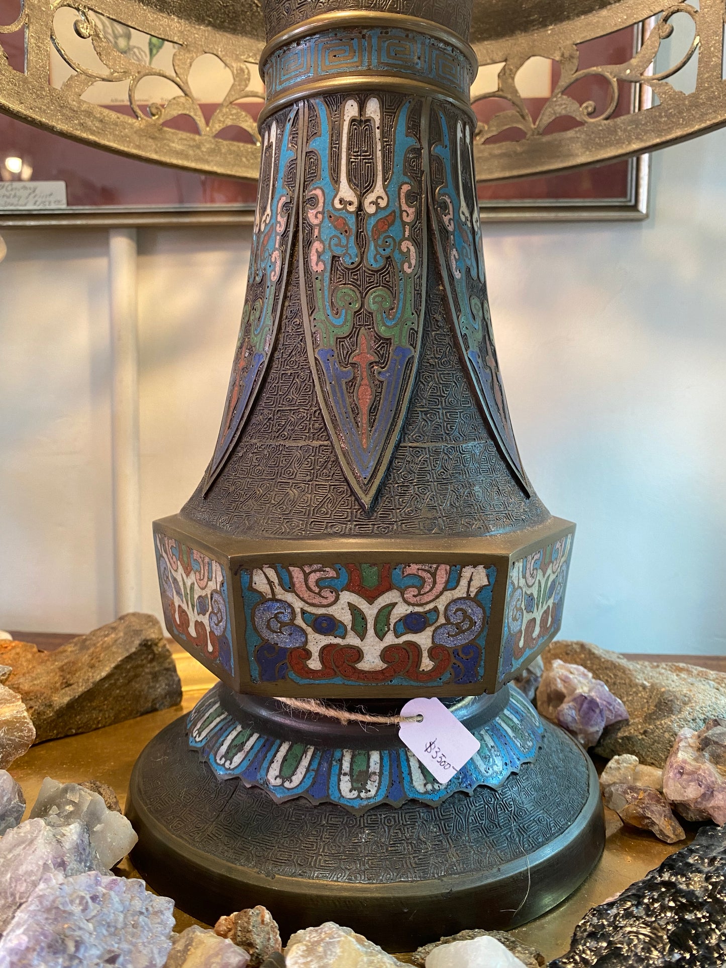 20 世纪初明治时期灯，配以精美的景泰蓝底座和灯罩